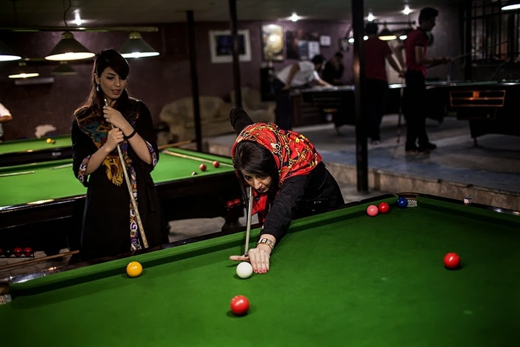 Kobiety grają w bilard na sali dla mężczyzn. To, co robią, jest według prawa niedopuszczalne.
Fot. Hossein Fatemi